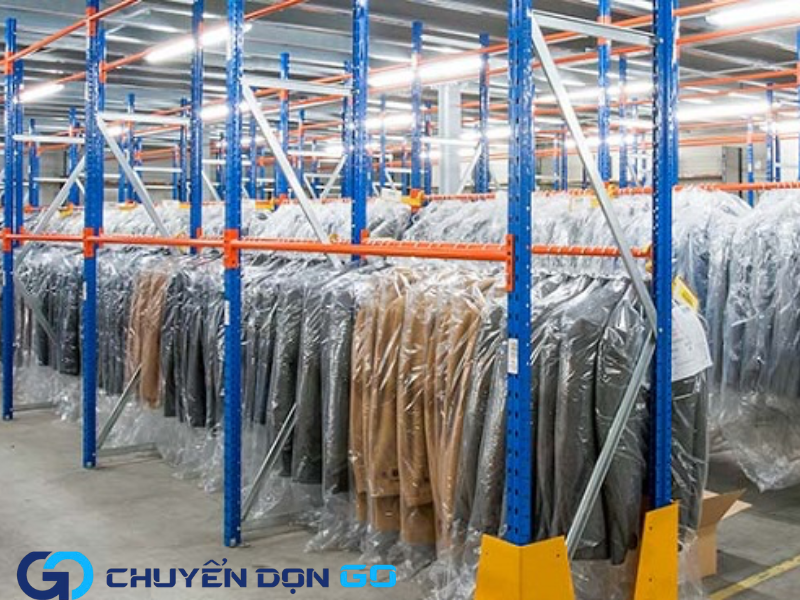 Minh hoạ việc lưu kho quần áo