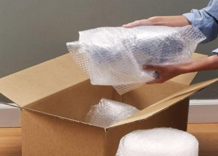 Dùng xốp hoặc mút lót dày quanh thiết bị