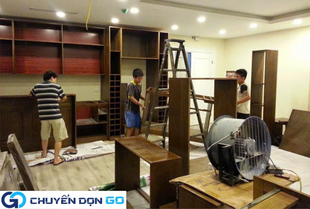 Phối hợp với đội ngũ chuyển nhà Bắc Nam trong khâu tháo lắp nội thất