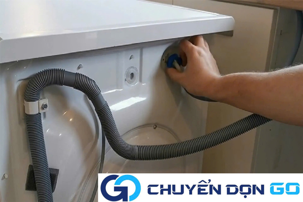 Cách tháo dây cấp nước ra khỏi máy giặt
