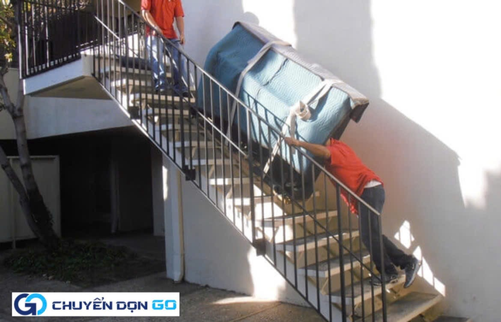 Dùng thiết bị hỗ trợ di chuyển lên xuống lầu