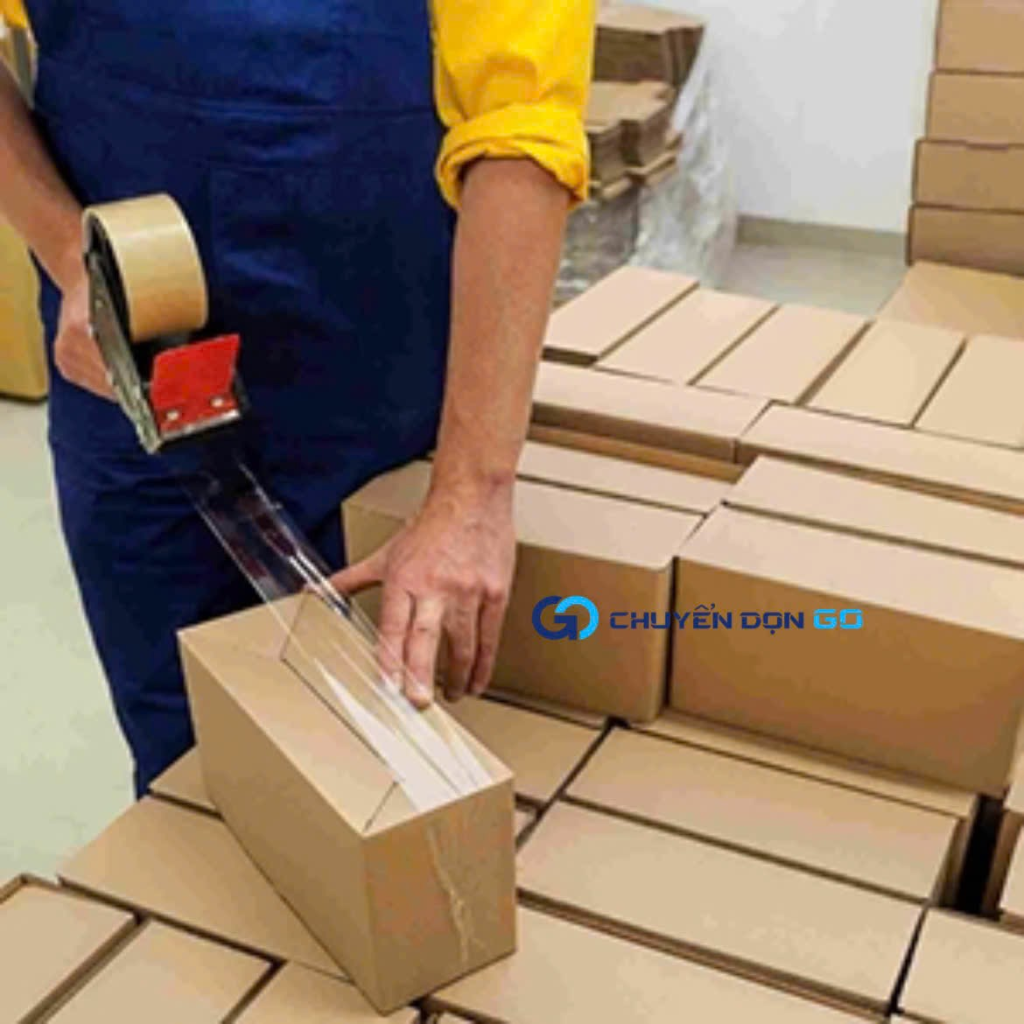 Vật tư trong nhà: thùng carton, giấy, xốp
