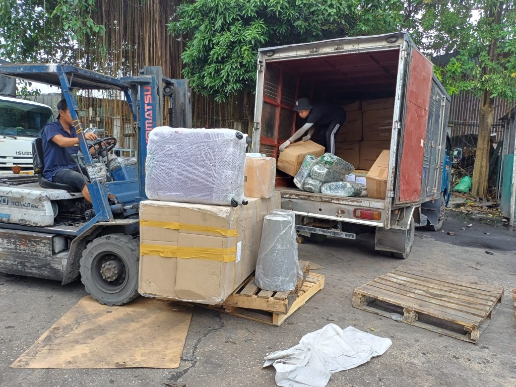 Đội ngũ bốc xếp tại cả hai đầu