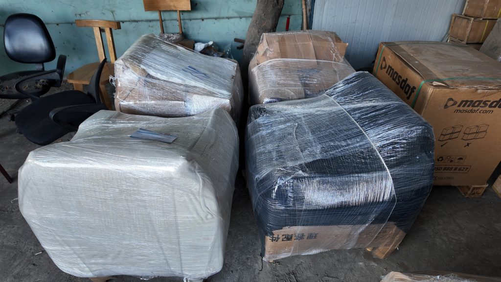 Ghế sofa được bao bọc bởi màn PE, màn co