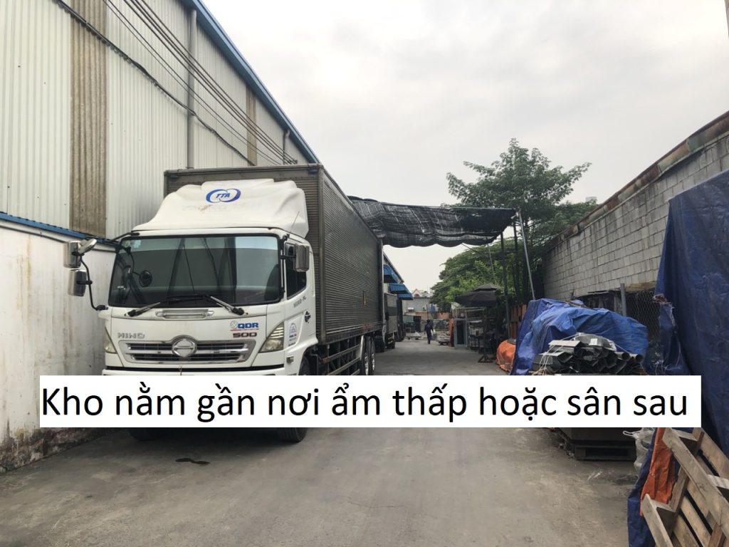 Kho nằm gần nơi ẩm thấp hoặc sân sau
