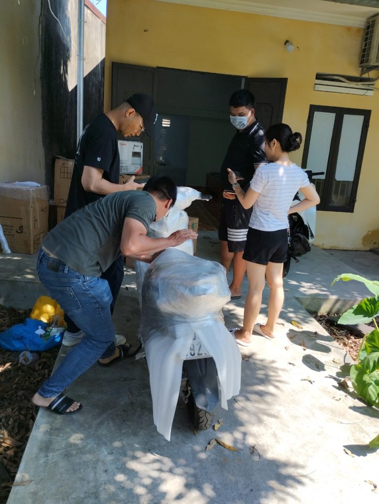 Nhân viên hỗ trợ đóng gói, tháo lắp tận nơi