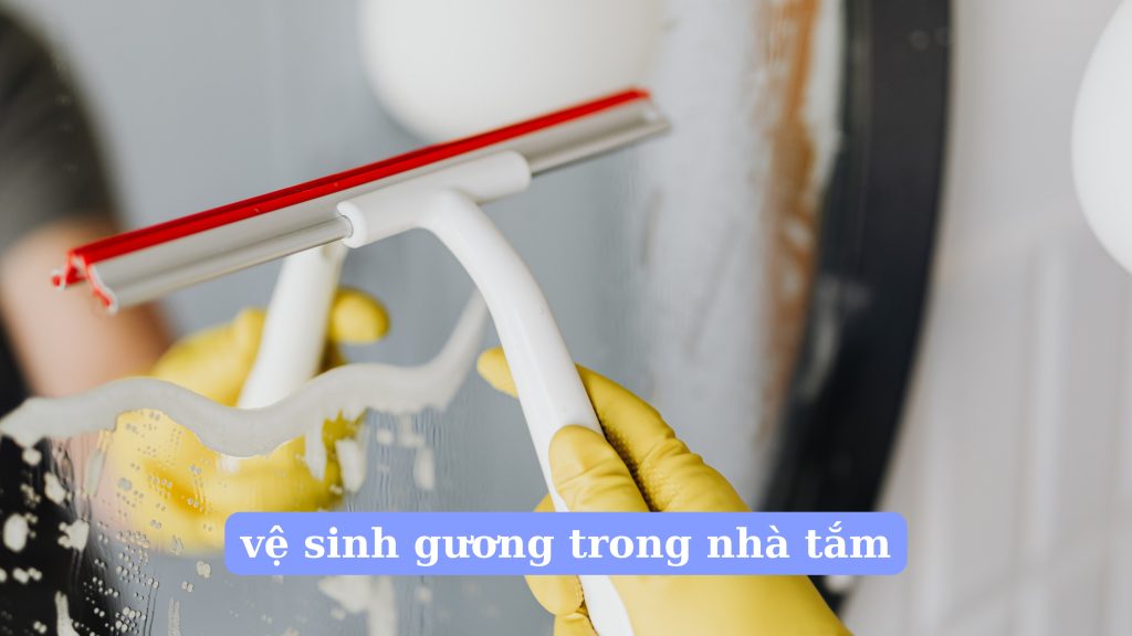 Vệ sinh gương trong nhà tắm