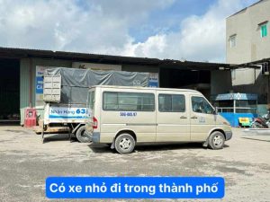 có xe nhỏ đi trong thành phố