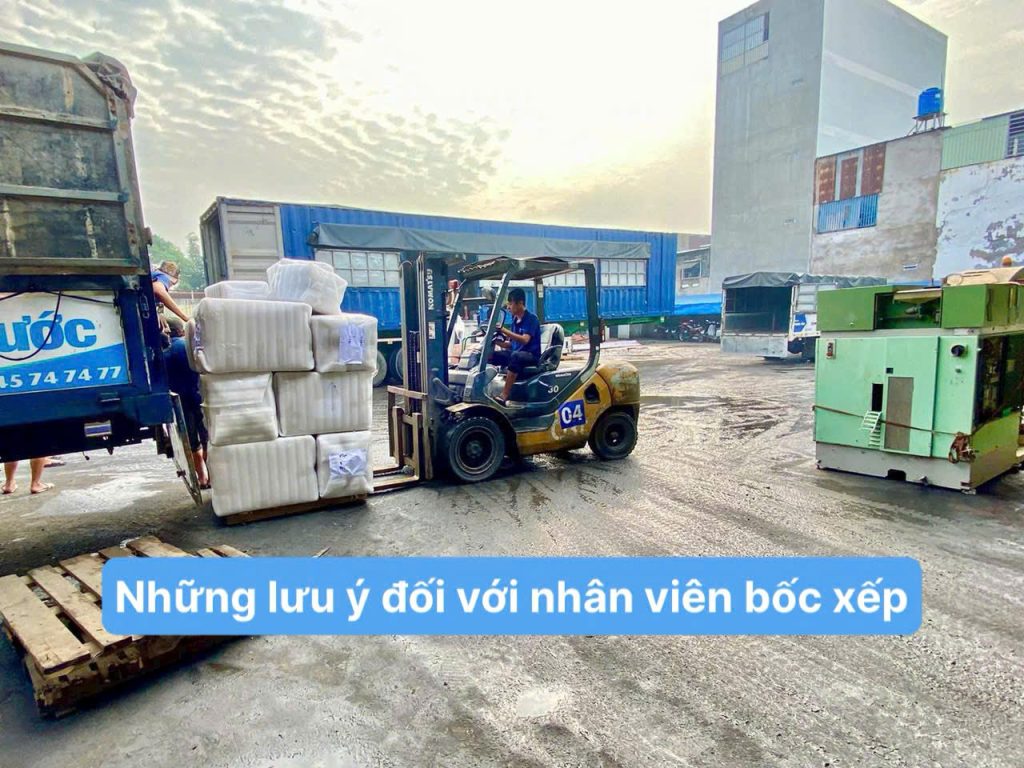 Dịch vụ dán băng dính chống bụi cho chuyển nhà