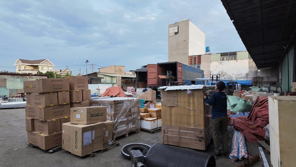 Dịch vụ đóng kiện hàng gỗ lớn khi khách cần chuyển nhà xa