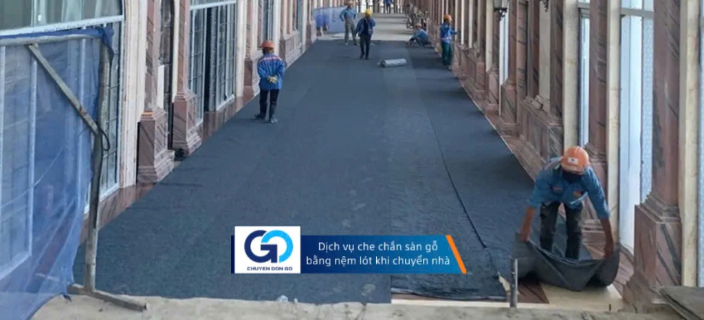 Dịch vụ che chắn sàn gỗ bằng nệm lót khi chuyển nhà
