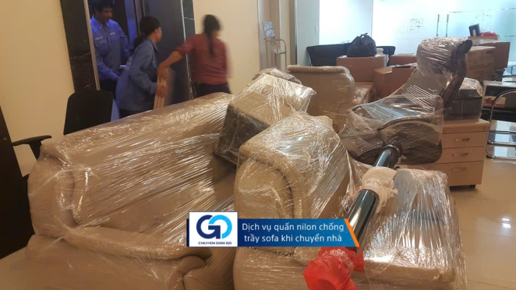 Dịch vụ quấn nilon chống trầy sofa khi chuyển nhà