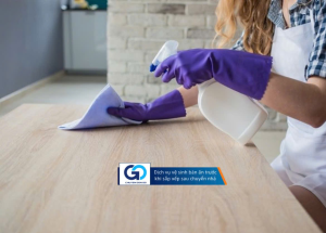 Dịch vụ vệ sinh bàn ăn trước khi sắp xếp sau chuyển nhà