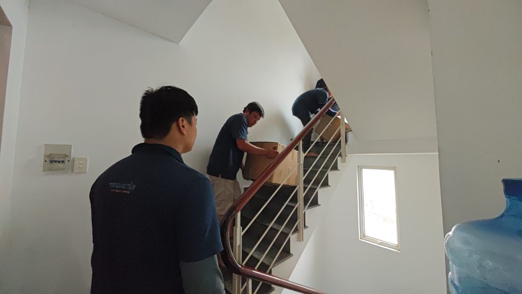 Đội ngũ nhân sự chuyên nghiệp chuyển dọn