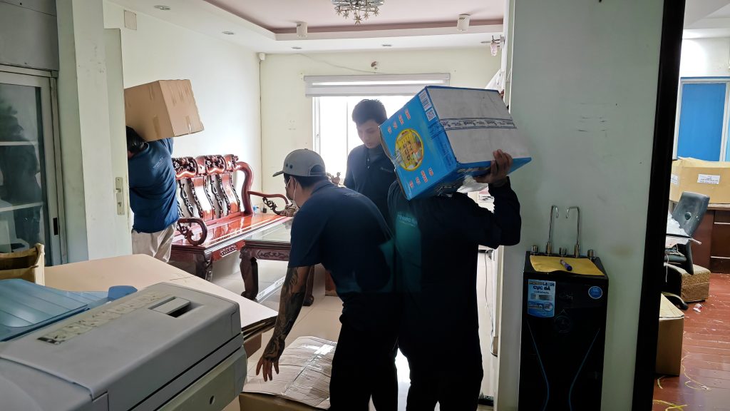 Đội ngũ nhân viên chuyển dọn