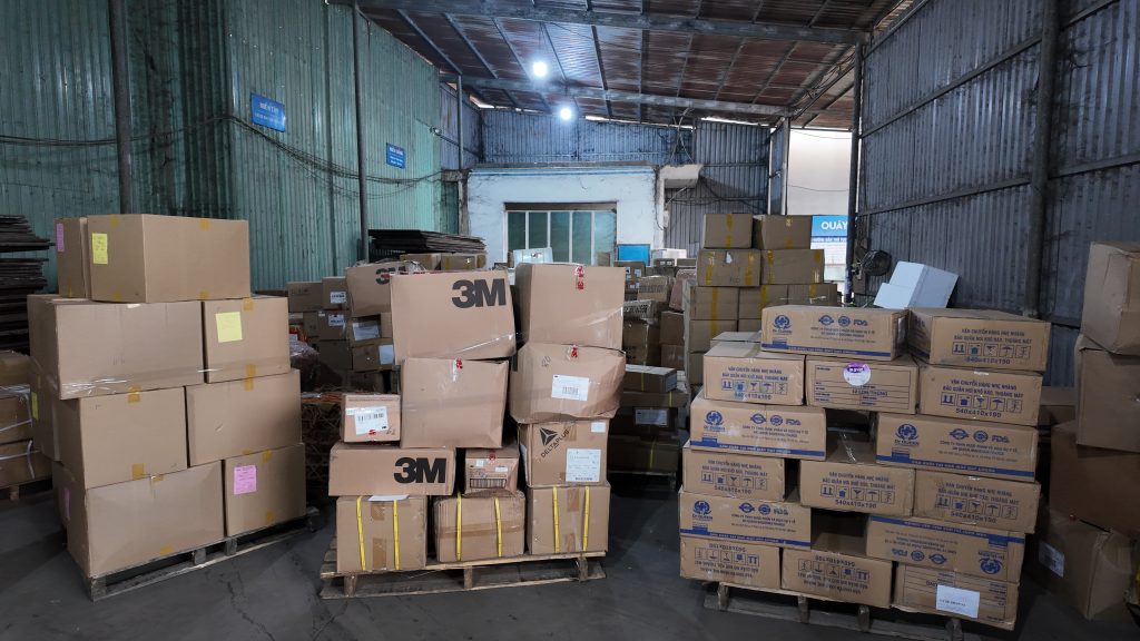 Đóng gói đồ đạc vào thùng carton