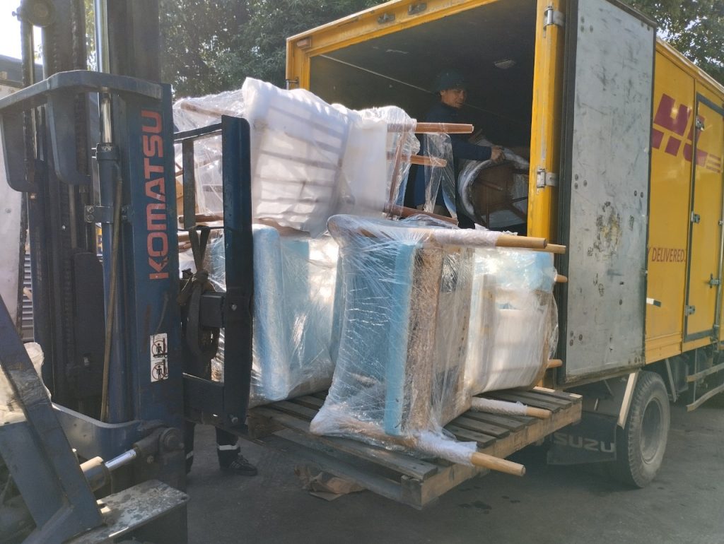 Vận chuyển và lắp đặt tại văn phòng mới