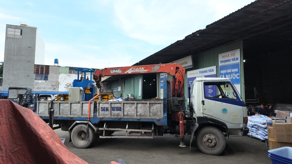 Xe cẩu hỗ trợ chuyển dọn kho xưởng