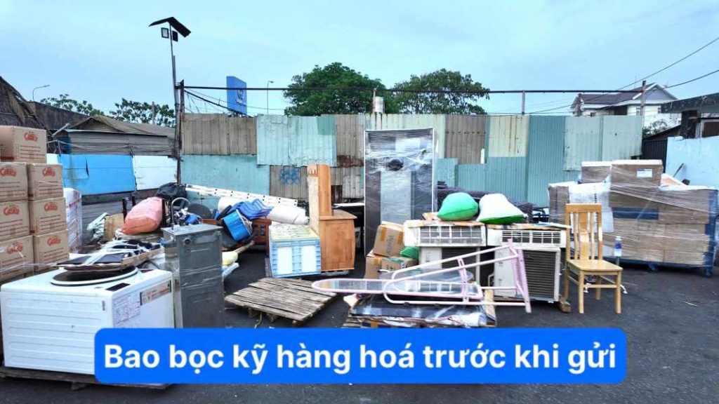 Bao bọc kỹ hàng hóa trước khi gửi 