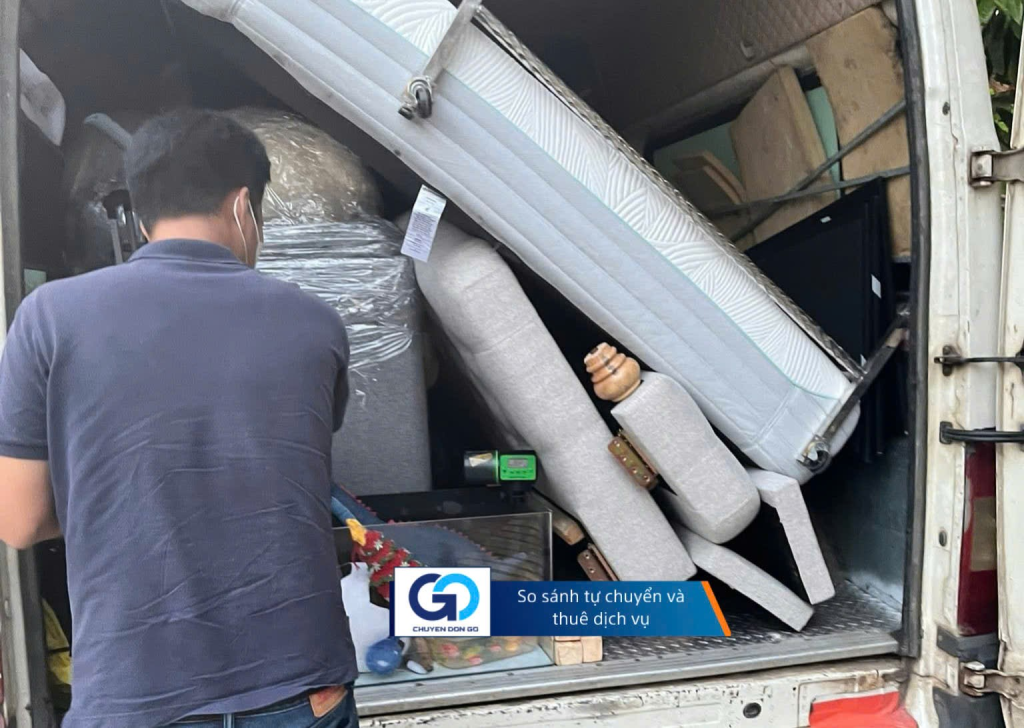 So sánh tự chuyển và thuê dịch vụ
