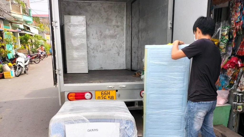 Có xe tải nhỏ và nhân công bốc xếp